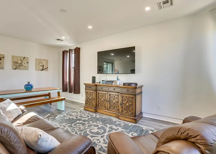 2 Mi To Dtwn Shops & Eats! Apartment