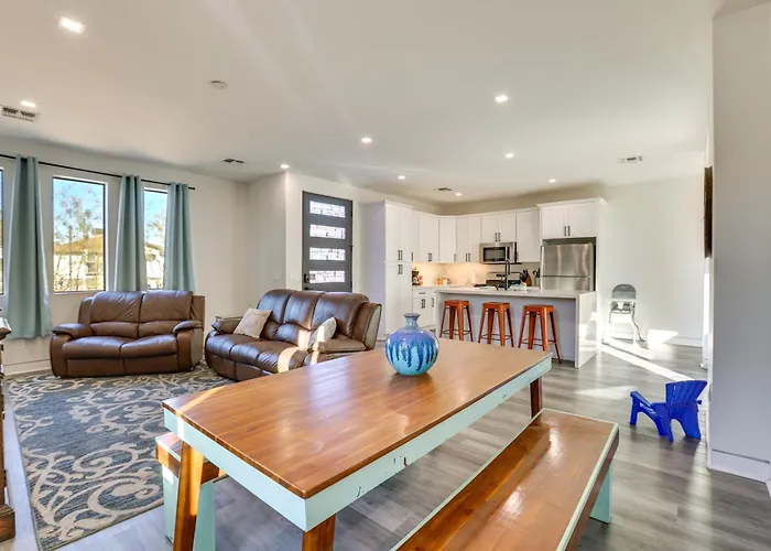 Apartment 2 Mi To Dtwn Shops & Eats!