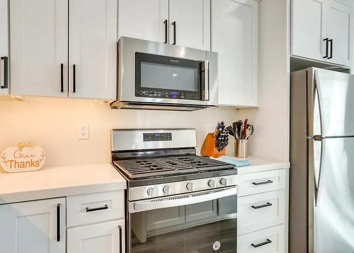 Apartment 2 Mi To Dtwn Shops & Eats!