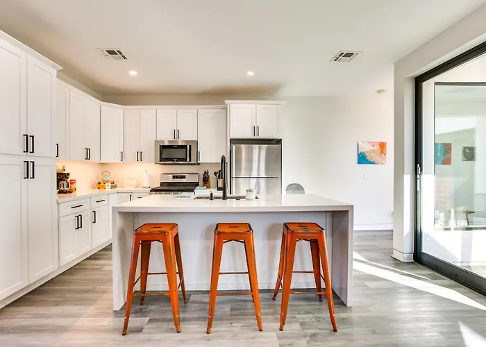 Apartment 2 Mi To Dtwn Shops & Eats!